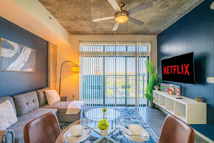 Sala de estar elegantemente projetada com móveis modernos em um apartamento no Building North 4th Street - klvg-properties - 1263080 - USA em Phoenix, Phoenix