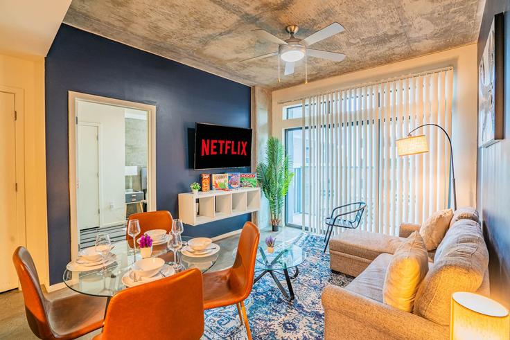 Elegant gestaltetes Wohnzimmer mit moderner Einrichtung in einer Wohnung im Building North 4th Street - klvg-properties - 1263034 - USA in Phoenix, Phoenix