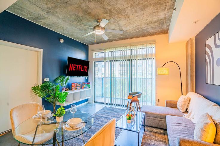 Elegant gestaltetes Wohnzimmer mit moderner Einrichtung in einer Wohnung im Building North 3rd Street - klvg-properties - 1284702 - USA in Phoenix, Phoenix