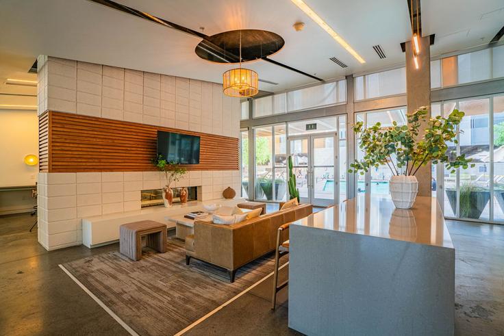 Elegant gestaltetes Wohnzimmer mit moderner Einrichtung in einer Wohnung im Building North 3rd Street - klvg-properties - 1263035 - USA in Phoenix, Phoenix Elegant gestaltetes Wohnzimmer mit moderner Einrichtung in einer Wohnung im Building North 3rd Street - klvg-properties - 1263035 - USA in Phoenix, Phoenix