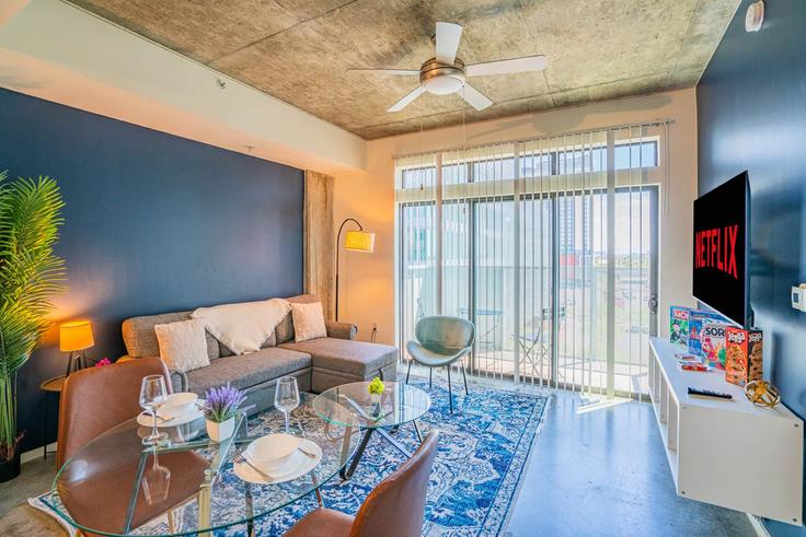 Elegante sala de estar con mobiliario moderno en un apartamento en Building North 4th Street - klvg-properties - 1281571 - USA en Phoenix, Phoenix