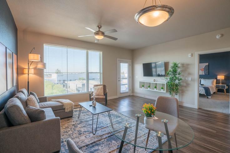 Sala de estar elegantemente projetada com móveis modernos em um apartamento no Building East Broadway Road - klvg-properties - 1263013 - USA em Tempe, Tempe Sala de estar elegantemente projetada com móveis modernos em um apartamento no Building East Broadway Road - klvg-properties - 1263013 - USA em Tempe, Tempe
