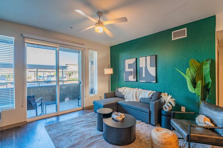 Salle de séjour élégante avec mobilier moderne dans un appartement à Building West Georgia Avenue - klvg-properties - 1369230 à Glendale, Glendale