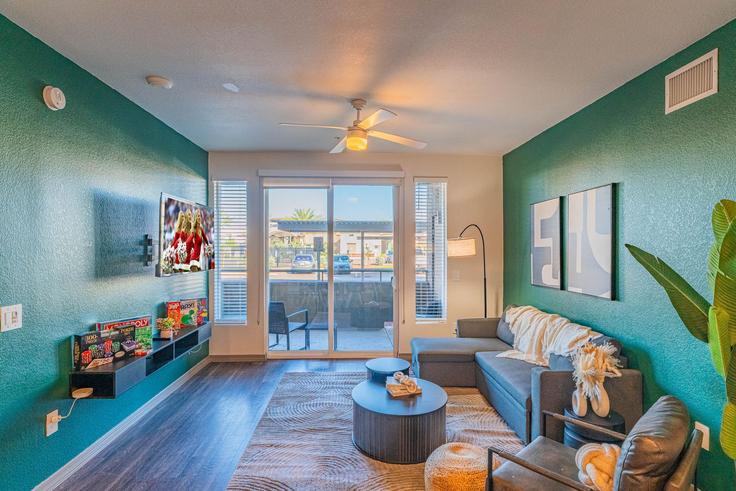 Glendale, Glendale 소재 Building West Georgia Avenue - klvg-properties - 1369230 유닛에 마련된, 현대적인 가구로 꾸며진 우아한 디자인의 거실 Glendale, Glendale 소재 Building West Georgia Avenue - klvg-properties - 1369230 유닛에 마련된, 현대적인 가구로 꾸며진 우아한 디자인의 거실