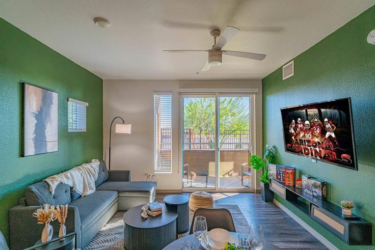 Glendale, Glendale 소재 Building West Georgia Avenue - klvg-properties - 1369229 유닛에 마련된, 현대적인 가구로 꾸며진 우아한 디자인의 거실 Glendale, Glendale 소재 Building West Georgia Avenue - klvg-properties - 1369229 유닛에 마련된, 현대적인 가구로 꾸며진 우아한 디자인의 거실