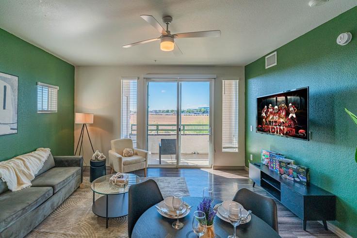 Elegant gestaltetes Wohnzimmer mit moderner Einrichtung in einer Wohnung im Building West Georgia Avenue - klvg-properties - 1369227 in Glendale, Glendale Elegant gestaltetes Wohnzimmer mit moderner Einrichtung in einer Wohnung im Building West Georgia Avenue - klvg-properties - 1369227 in Glendale, Glendale