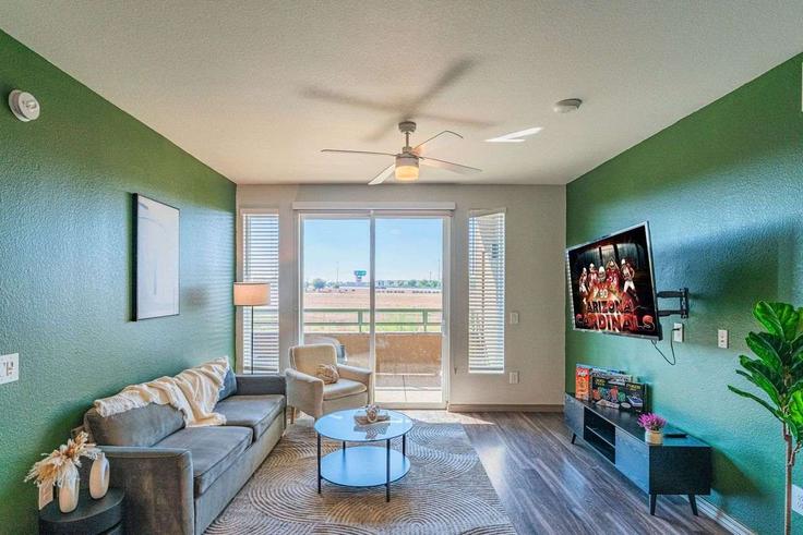 Elegant gestaltetes Wohnzimmer mit moderner Einrichtung in einer Wohnung im Building West Georgia Avenue - klvg-properties - 1369233 in Glendale, Glendale Elegant gestaltetes Wohnzimmer mit moderner Einrichtung in einer Wohnung im Building West Georgia Avenue - klvg-properties - 1369233 in Glendale, Glendale