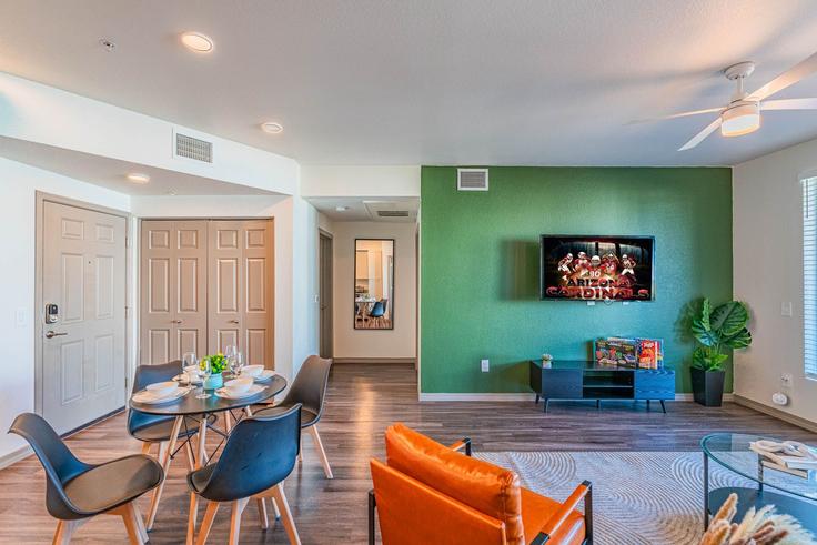 Salle de séjour élégante avec mobilier moderne dans un appartement à Building West Georgia Avenue - klvg-properties - 1369237 à Glendale, Glendale Salle de séjour élégante avec mobilier moderne dans un appartement à Building West Georgia Avenue - klvg-properties - 1369237 à Glendale, Glendale