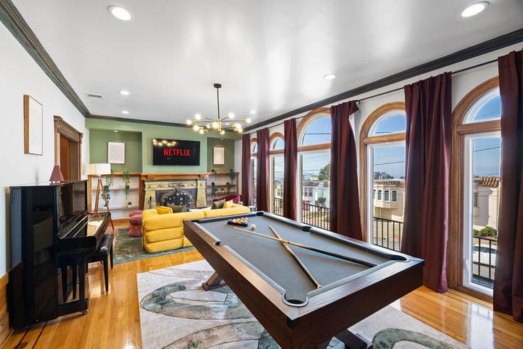 Sala de estar elegantemente projetada com móveis modernos em um apartamento no Building 18th Avenue - klvg-properties - 1369226 em San Francisco, San Francisco