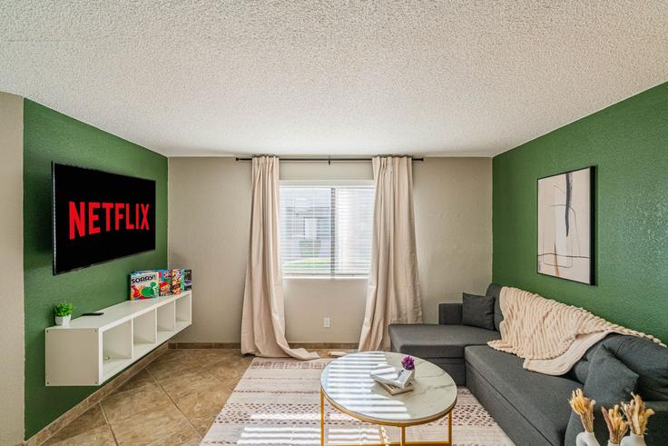 Sala de estar elegantemente projetada com móveis modernos em um apartamento no Building East McDowell Road - klvg-properties - 1374244 em Scottsdale, Scottsdale