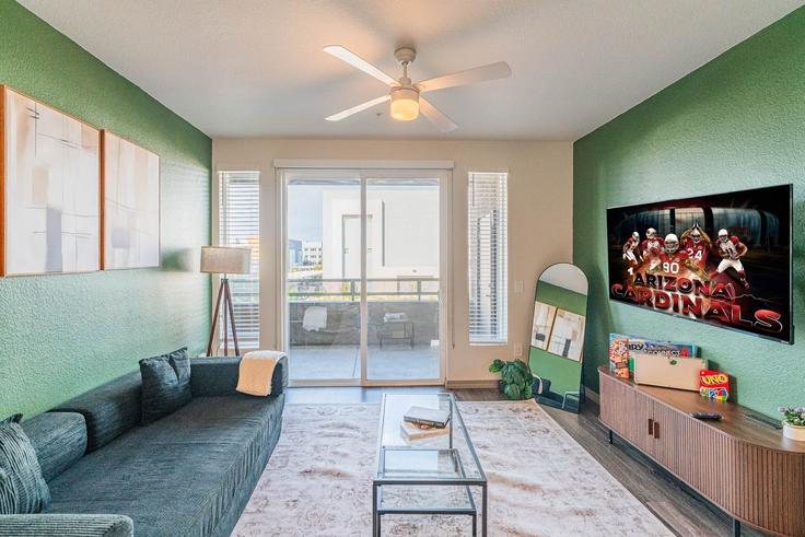 Sala de estar elegantemente projetada com móveis modernos em um apartamento no Building West Georgia Avenue - klvg-properties - 1374245 em Glendale, Glendale