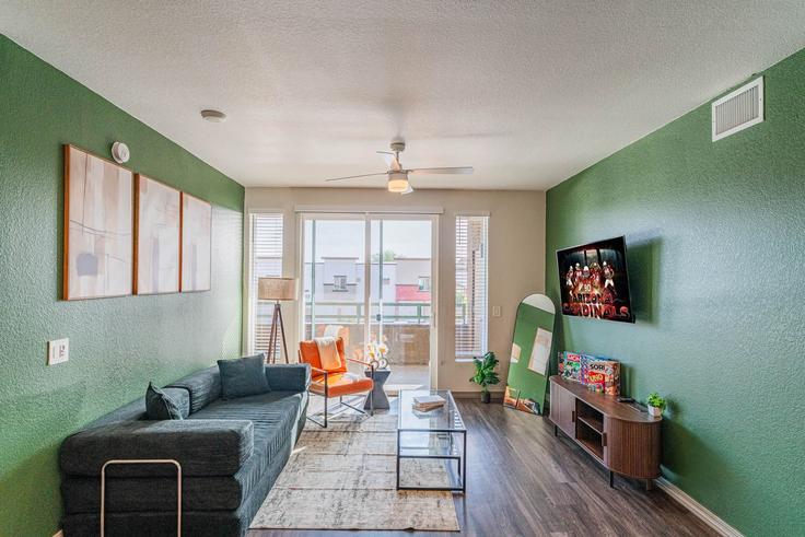 Building West Georgia Avenue - klvg-properties - 1374248 adresindeki bir dairede modern mobilyalarla zarif bir şekilde tasarlanmış oturma odası Glendale, Glendale