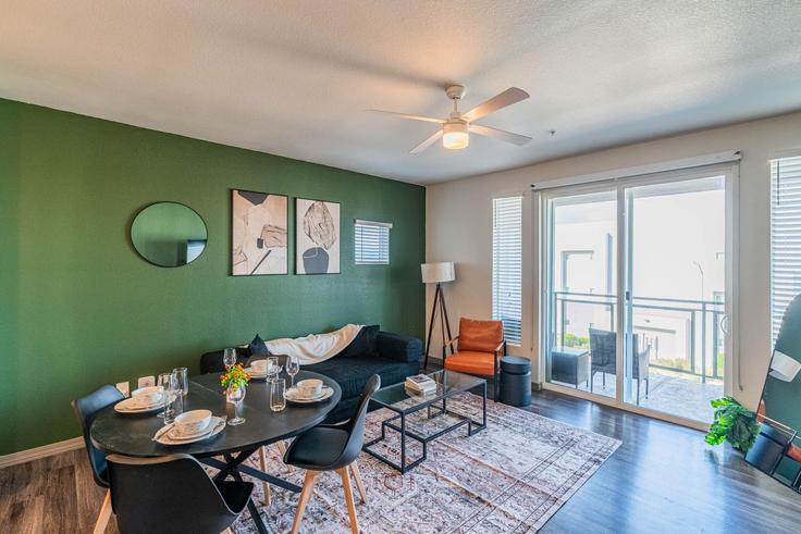 Salle de séjour élégante avec mobilier moderne dans un appartement à Building West Georgia Avenue - klvg-properties - 1374250 à Glendale, Glendale Salle de séjour élégante avec mobilier moderne dans un appartement à Building West Georgia Avenue - klvg-properties - 1374250 à Glendale, Glendale