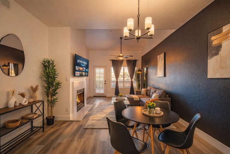 Elegante sala de estar con mobiliario moderno en un apartamento en Building East Princess Drive - klvg-properties - 1472396 en Scottsdale, Scottsdale