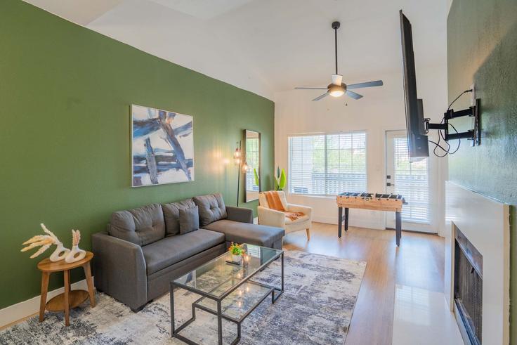 Scottsdale ScottsdaleのBuilding East Princess Drive - klvg-properties - 1584098のアパートメントにある、モダンな家具を備えたエレガントなデザインのリビングルーム Scottsdale ScottsdaleのBuilding East Princess Drive - klvg-properties - 1584098のアパートメントにある、モダンな家具を備えたエレガントなデザインのリビングルーム