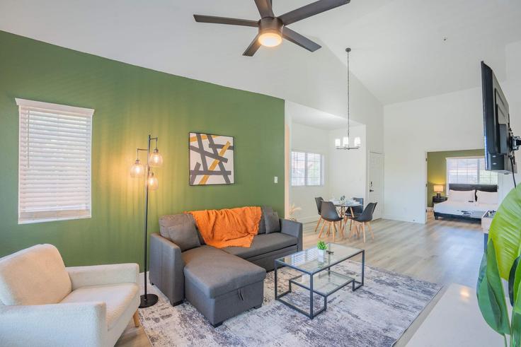 Sala de estar elegantemente projetada com móveis modernos em um apartamento no Building East Princess Drive - klvg-properties - 1583733 em Scottsdale, Scottsdale Sala de estar elegantemente projetada com móveis modernos em um apartamento no Building East Princess Drive - klvg-properties - 1583733 em Scottsdale, Scottsdale