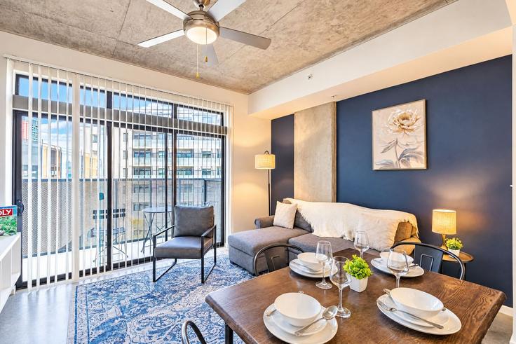 Elegante sala de estar con mobiliario moderno en un apartamento en Building North 4th Street - klvg-properties - 1263022 - USA en Phoenix, Phoenix Elegante sala de estar con mobiliario moderno en un apartamento en Building North 4th Street - klvg-properties - 1263022 - USA en Phoenix, Phoenix