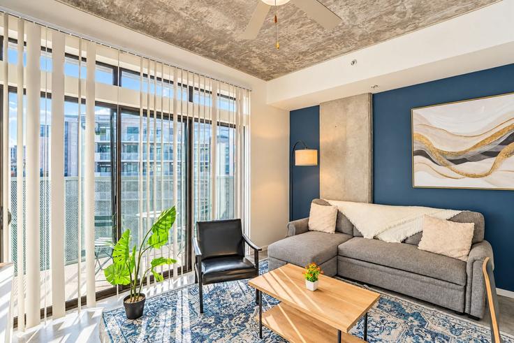 Phoenix, Phoenix에 위치한 Building North 4th Street - klvg-properties - 1388728 유닛의 세련된 인테리어가 돋보이는 거실 Phoenix, Phoenix에 위치한 Building North 4th Street - klvg-properties - 1388728 유닛의 세련된 인테리어가 돋보이는 거실