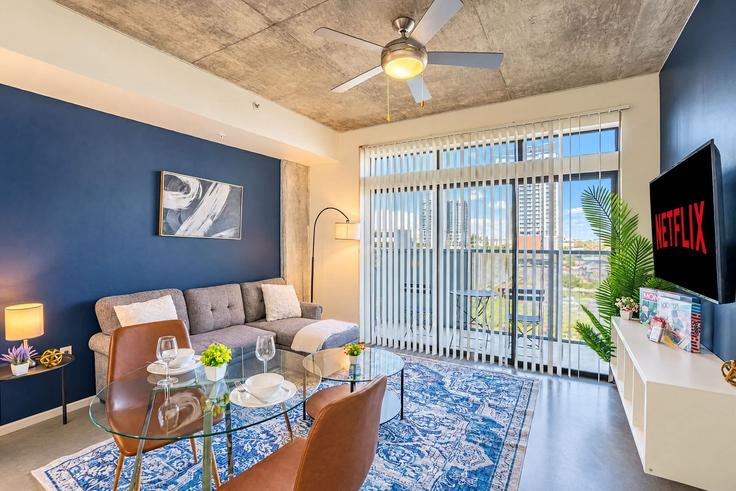 Salle de séjour élégante avec mobilier moderne dans un appartement à Building North 4th Street - klvg-properties - 1263080 - USA à Phoenix, Phoenix Salle de séjour élégante avec mobilier moderne dans un appartement à Building North 4th Street - klvg-properties - 1263080 - USA à Phoenix, Phoenix