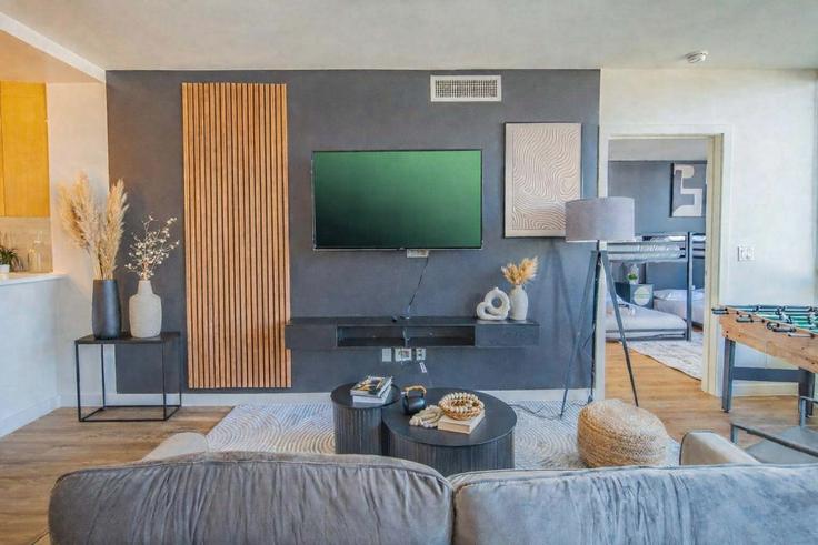 Salle de séjour élégante avec mobilier moderne dans un appartement à Building West Monroe Street - klvg-properties - 1263223 - USA à Phoenix, Phoenix