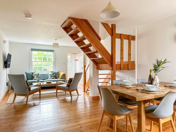 Canterbury City of CanterburyのBuilding New Street - koala-rentals-ltd - 1493047のアパートメントにある、モダンな家具を備えたエレガントなデザインのリビングルーム Canterbury City of CanterburyのBuilding New Street - koala-rentals-ltd - 1493047のアパートメントにある、モダンな家具を備えたエレガントなデザインのリビングルーム