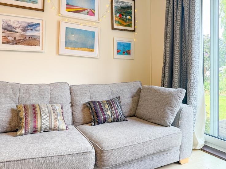 Sala de estar elegantemente projetada com móveis modernos em um apartamento no Building Walmer Road - koala-rentals-ltd - 1540744 em City of Canterbury, Whitstable Sala de estar elegantemente projetada com móveis modernos em um apartamento no Building Walmer Road - koala-rentals-ltd - 1540744 em City of Canterbury, Whitstable