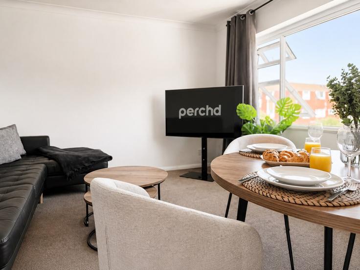 Sala de estar elegantemente projetada com móveis modernos em um apartamento no Building Wynn Road - koala-rentals-ltd - 1601835 em City of Canterbury, Whitstable Sala de estar elegantemente projetada com móveis modernos em um apartamento no Building Wynn Road - koala-rentals-ltd - 1601835 em City of Canterbury, Whitstable