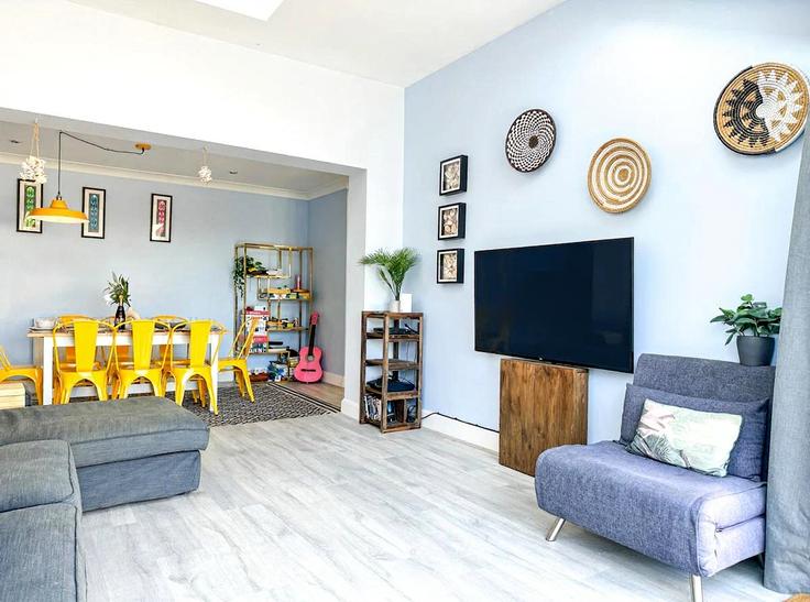 Herne Bay City of CanterburyのBuilding Sweechbridge Road - koala-rentals-ltd - 1493048のアパートメントにある、モダンな家具を備えたエレガントなデザインのリビングルーム Herne Bay City of CanterburyのBuilding Sweechbridge Road - koala-rentals-ltd - 1493048のアパートメントにある、モダンな家具を備えたエレガントなデザインのリビングルーム