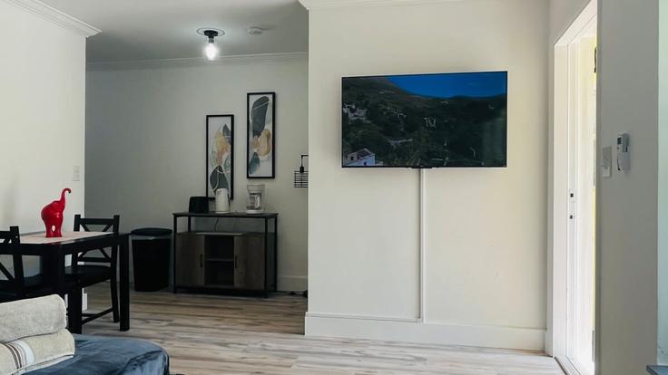 Elegant gestaltetes Wohnzimmer mit moderner Einrichtung in einer Wohnung im Building Northeast 80th Street - kohcoon-llc - 1632613 in Miami, Miami