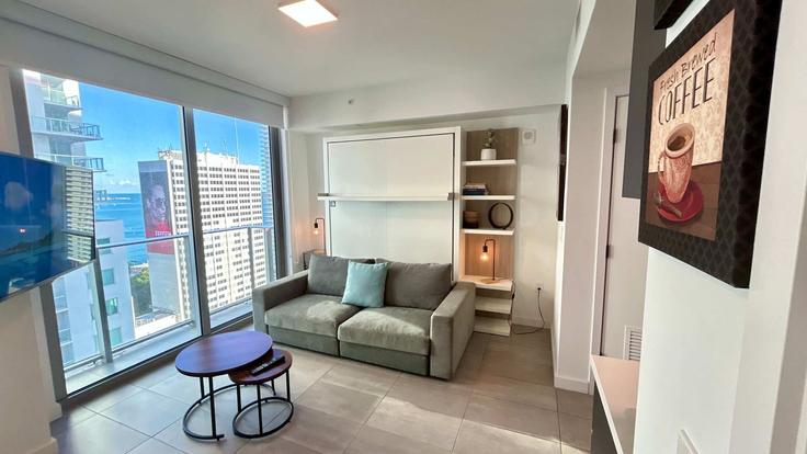 Elegant gestaltetes Wohnzimmer mit moderner Einrichtung in einer Wohnung im Building Biscayne Boulevard - kohcoon-llc - 1261244 - MIA in Miami, Miami