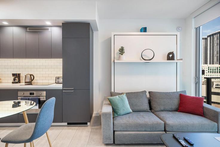 Elegant gestaltetes Wohnzimmer mit moderner Einrichtung in einer Wohnung im Building Biscayne Boulevard - kohcoon-llc - 1261241 - MIA in Miami, Miami