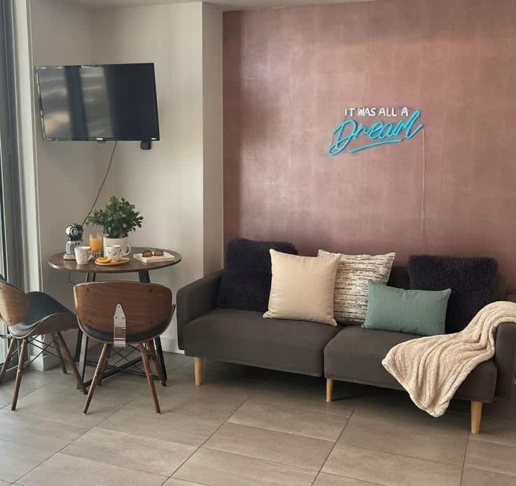 Elegante sala de estar con mobiliario moderno en un apartamento en Building Biscayne Boulevard - kohcoon-llc - 1261242 - MIA en Miami, Miami