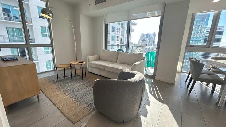 Elegante sala de estar con mobiliario moderno en un apartamento en Building Biscayne Boulevard - kohcoon-llc - 1261245 - MIA en Miami, Miami Elegante sala de estar con mobiliario moderno en un apartamento en Building Biscayne Boulevard - kohcoon-llc - 1261245 - MIA en Miami, Miami