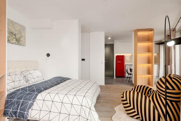 Elegant gestaltetes Wohnzimmer mit moderner Einrichtung in einer Wohnung im Building Rue Théodore Deck - koncy - 1471407 in 15th arrondissement, Paris