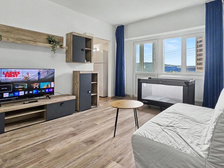 Elegante sala de estar con mobiliario moderno en un apartamento en Building Șoseaua Nicolina - konstanzer-srl - 1696632 en Iași, Iași Elegante sala de estar con mobiliario moderno en un apartamento en Building Șoseaua Nicolina - konstanzer-srl - 1696632 en Iași, Iași