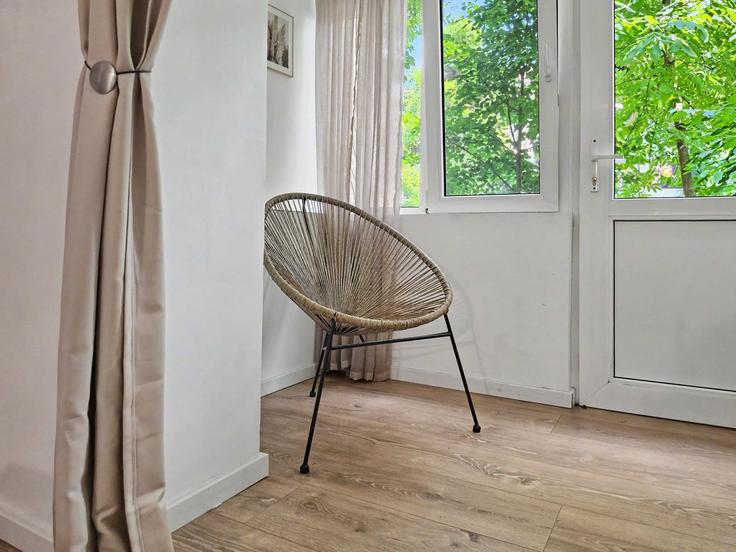 Elegante sala de estar con mobiliario moderno en un apartamento en Building Bulevardul Tudor Vladimirescu - konstanzer-srl - 1696630 en Iași, Iași Elegante sala de estar con mobiliario moderno en un apartamento en Building Bulevardul Tudor Vladimirescu - konstanzer-srl - 1696630 en Iași, Iași