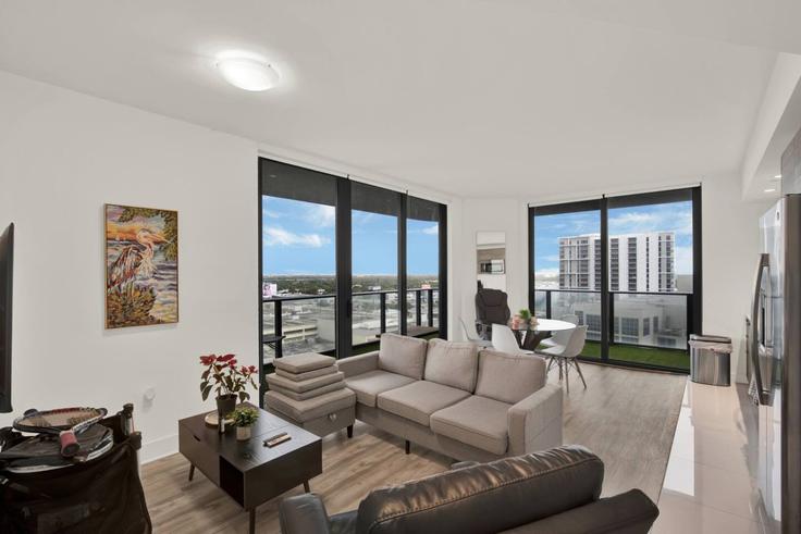 Sala de estar elegantemente projetada com móveis modernos em um apartamento no Building Northeast 34th Street - koosh-management-1 - 1521822 em Miami, Miami