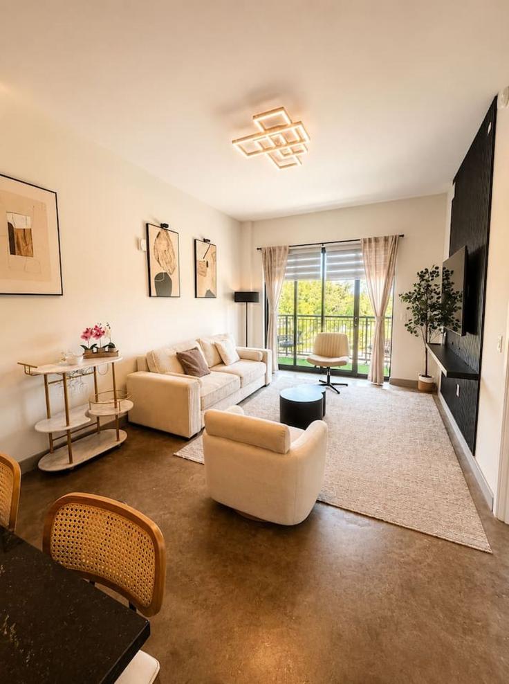 Sala de estar elegantemente projetada com móveis modernos em um apartamento no Building Griffin Road - koosh-management-1 - 1579447 em Dania Beach, Dania Beach Sala de estar elegantemente projetada com móveis modernos em um apartamento no Building Griffin Road - koosh-management-1 - 1579447 em Dania Beach, Dania Beach