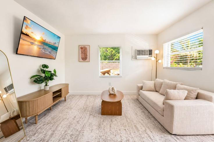 Building Wellington Street - koosh-management-1 - 1596575 adresindeki bir dairede modern mobilyalarla zarif bir şekilde tasarlanmış oturma odası West Palm Beach, West Palm Beach