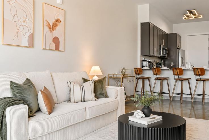 Sala de estar elegantemente projetada com móveis modernos em um apartamento no Building Griffin Road - koosh-management-1 - 1607278 em Dania Beach, Dania Beach Sala de estar elegantemente projetada com móveis modernos em um apartamento no Building Griffin Road - koosh-management-1 - 1607278 em Dania Beach, Dania Beach