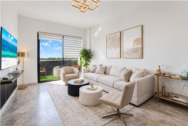 Sala de estar elegantemente projetada com móveis modernos em um apartamento no Building Griffin Road - koosh-management-1 - 1631677 em Dania Beach, Dania Beach Sala de estar elegantemente projetada com móveis modernos em um apartamento no Building Griffin Road - koosh-management-1 - 1631677 em Dania Beach, Dania Beach