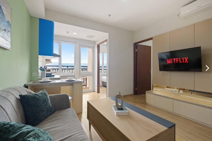 Elegant gestaltetes Wohnzimmer mit moderner Einrichtung in einer Wohnung im Building Jalan Jend. Sudirman - kozystay-1 - 1530049 in Andir, Bandung City Elegant gestaltetes Wohnzimmer mit moderner Einrichtung in einer Wohnung im Building Jalan Jend. Sudirman - kozystay-1 - 1530049 in Andir, Bandung City