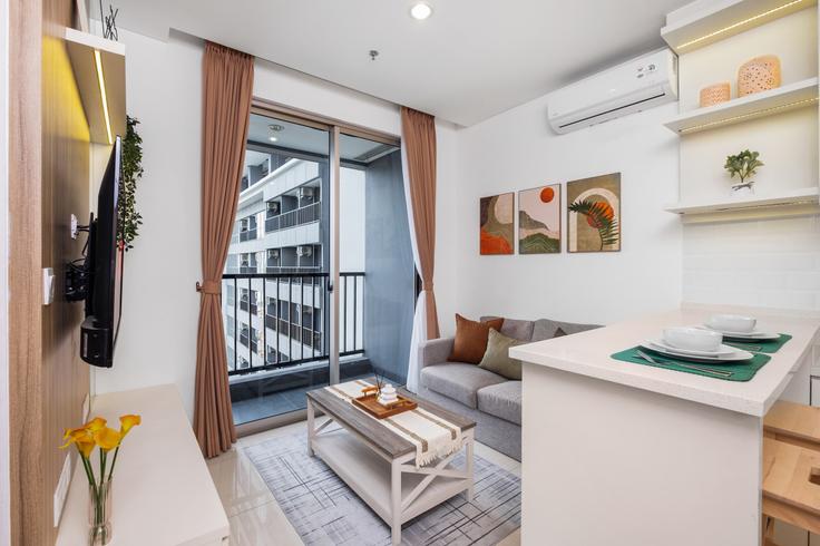 Elegant gestaltetes Wohnzimmer mit moderner Einrichtung in einer Wohnung im Building Jalan Karet Sawah - kozystay-1 - 1529396 in Setiabudi, South Jakarta City Elegant gestaltetes Wohnzimmer mit moderner Einrichtung in einer Wohnung im Building Jalan Karet Sawah - kozystay-1 - 1529396 in Setiabudi, South Jakarta City