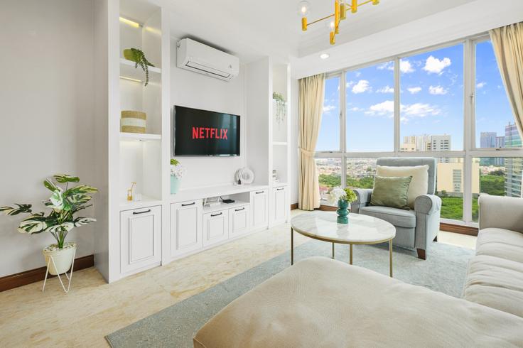 Setiabudi, South Jakarta City에 위치한 Building Jalan Kuningan Madya - kozystay-1 - 1529487 유닛의 세련된 인테리어가 돋보이는 거실 Setiabudi, South Jakarta City에 위치한 Building Jalan Kuningan Madya - kozystay-1 - 1529487 유닛의 세련된 인테리어가 돋보이는 거실