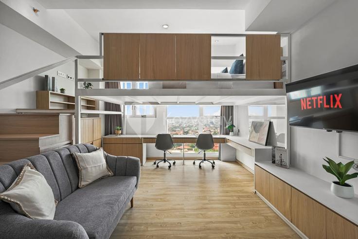 Salle de séjour élégante avec mobilier moderne dans un appartement à Building Jalan Kemang VI - kozystay-1 - 1529826 à Mampang Prapatan, South Jakarta City