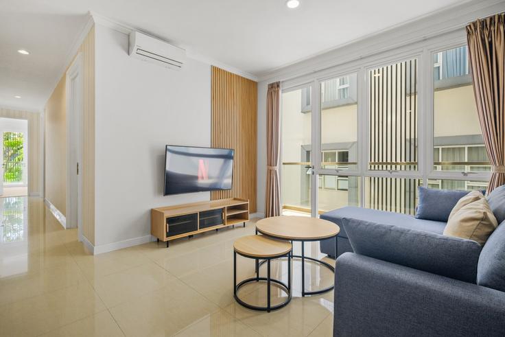 Building Jalan Bukit Permai Golf - kozystay-1 - 1530070 adresindeki bir dairede modern mobilyalarla zarif bir şekilde tasarlanmış oturma odası Cimenyan, Bandung Regency Building Jalan Bukit Permai Golf - kozystay-1 - 1530070 adresindeki bir dairede modern mobilyalarla zarif bir şekilde tasarlanmış oturma odası Cimenyan, Bandung Regency