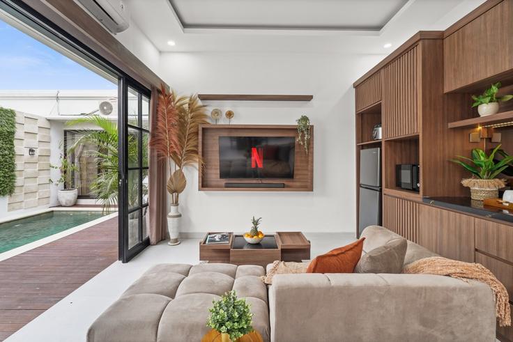 Elegant gestaltetes Wohnzimmer mit moderner Einrichtung in einer Wohnung im Building Jalan Yudistira - kozystay-1 - 1530071 in Kuta, Badung Regency Elegant gestaltetes Wohnzimmer mit moderner Einrichtung in einer Wohnung im Building Jalan Yudistira - kozystay-1 - 1530071 in Kuta, Badung Regency