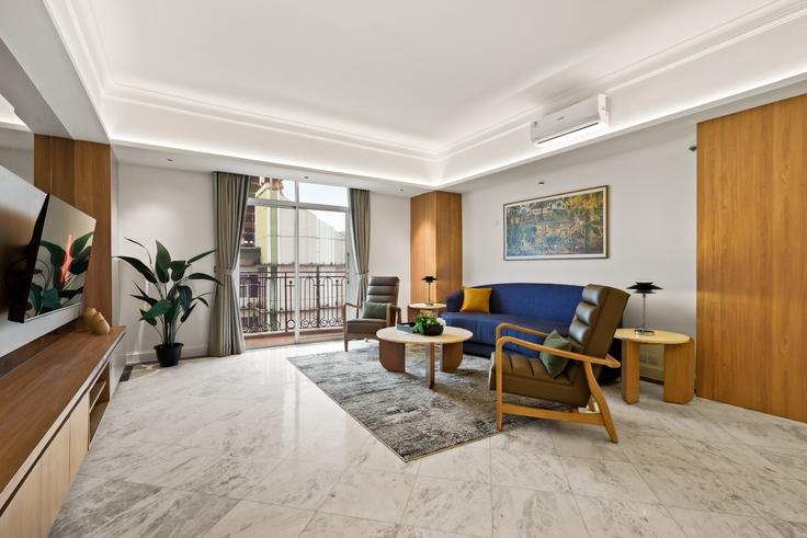 Elegant gestaltetes Wohnzimmer mit moderner Einrichtung in einer Wohnung im Building Jalan Pegangsaan Barat - kozystay-1 - 1530097 in Menteng, Central Jakarta City Elegant gestaltetes Wohnzimmer mit moderner Einrichtung in einer Wohnung im Building Jalan Pegangsaan Barat - kozystay-1 - 1530097 in Menteng, Central Jakarta City