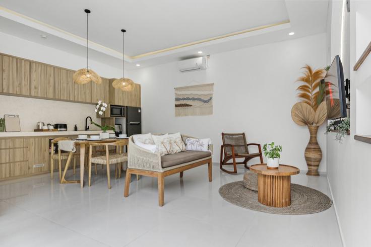 Kuta Utara, Badung Regency에 위치한 Building Gang Barata - kozystay-1 - 1530122 유닛의 세련된 인테리어가 돋보이는 거실 Kuta Utara, Badung Regency에 위치한 Building Gang Barata - kozystay-1 - 1530122 유닛의 세련된 인테리어가 돋보이는 거실