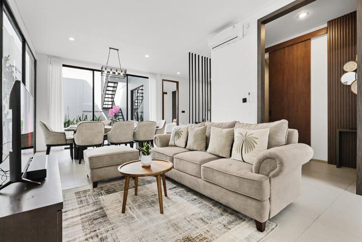 Elegant gestaltetes Wohnzimmer mit moderner Einrichtung in einer Wohnung im Building Jalan Sempol - kozystay-1 - 1530130 in Mengwi, Badung Regency Elegant gestaltetes Wohnzimmer mit moderner Einrichtung in einer Wohnung im Building Jalan Sempol - kozystay-1 - 1530130 in Mengwi, Badung Regency